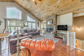 Ruidoso Cabin with Hot Tub, 2 Mi to Grindstone Lake!